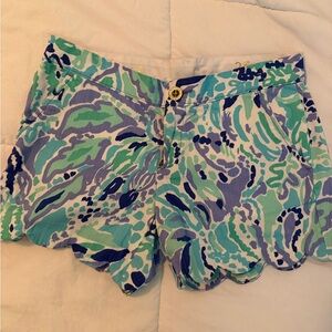 Lilly Pulitzer blue floralscalloped bottom shorts size 2
